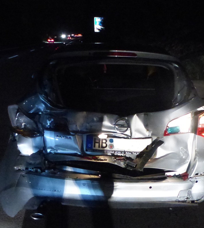 POL-CUX: Lkw-Fahrer fährt auf Opel auf - 41-Jähriger leicht verletzt
