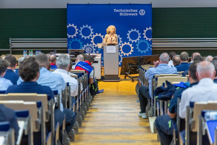 THW Bayern: Über 200 Einsatzkräfte beraten in München über Krisenvorsorge. THW Bayern bringt Hilfsorganisationen, Behörden und Experten zusammen.