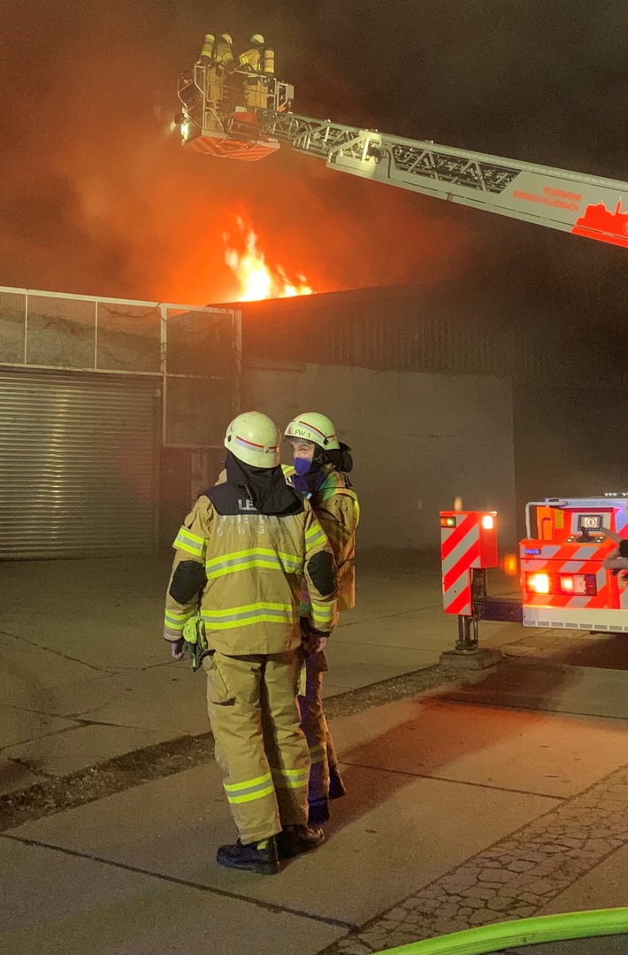 FW-GL: Brand einer Lagerhalle im Gewerbegebiet