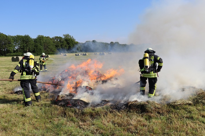 FFW Schiffdorf: Ballenpresse fängt Feuer und setzt Ballen auf Feld in Brand