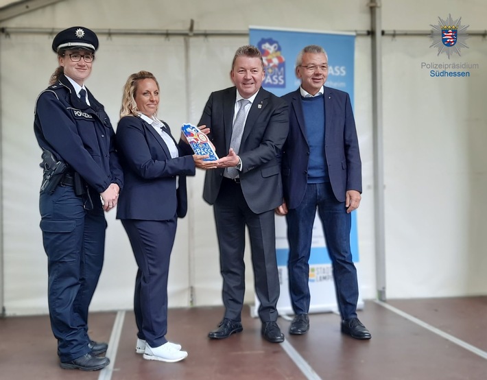 POL-DA: Lampertheim: Polizeivizepräsident Rudi Heimann überreicht Lampertheim das KOMPASS-Sicherheitssiegel