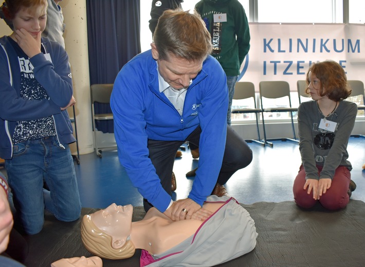 RKiSH: Gemeinsame Presseinformation der RKiSH und des Klinikums Itzehoe:

Schüler fit fürs Leben retten - Gesundheitsminister Dr. Heiner Garg besucht "Woche der Wiederbelebung"