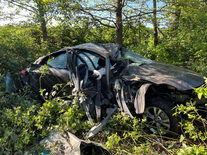 POL-BI: Schwerer Verkehrsunfall auf der Autobahn - Sekundenschlaf führt zu Kontrollverlust über Pkw