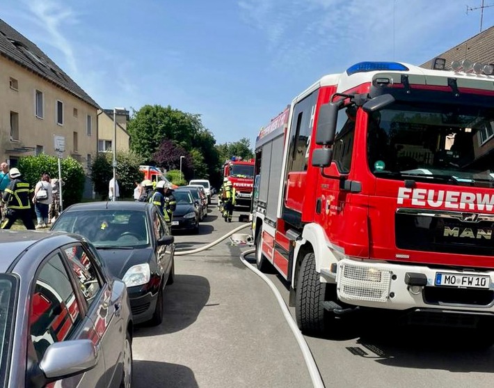 FW Moers: Eine Person mit Brandverletzungen, 2 Personen mit Rauchgasvergiftung nach Wohnungsbrand in Moers-Eick