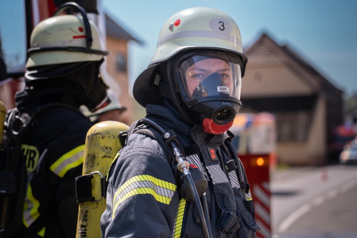 FW LK Neunkirchen: Brand auf Garagendach - Feuerwehr verhindert Schlimmeres