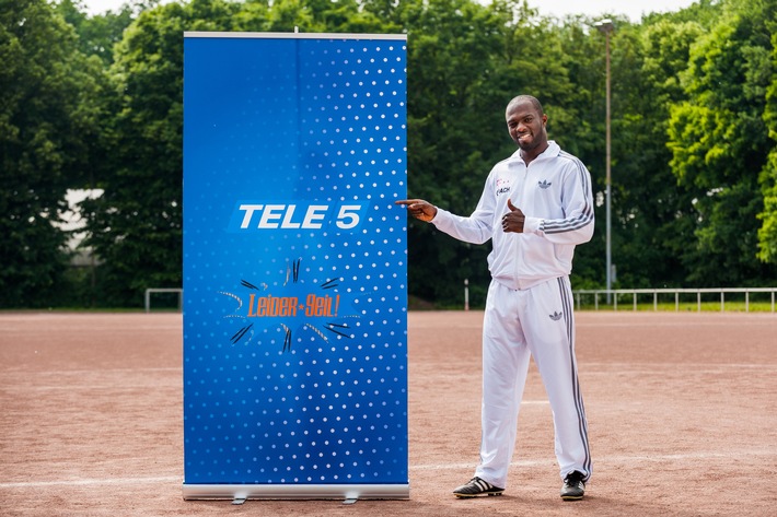 Hans Sarpei mitten im Fußball-Krimi! / Der Fußball-Profi coacht am 18. Mai um 19:20 Uhr auf TELE 5 den "TuS Egge Schwaney" (FOTO)