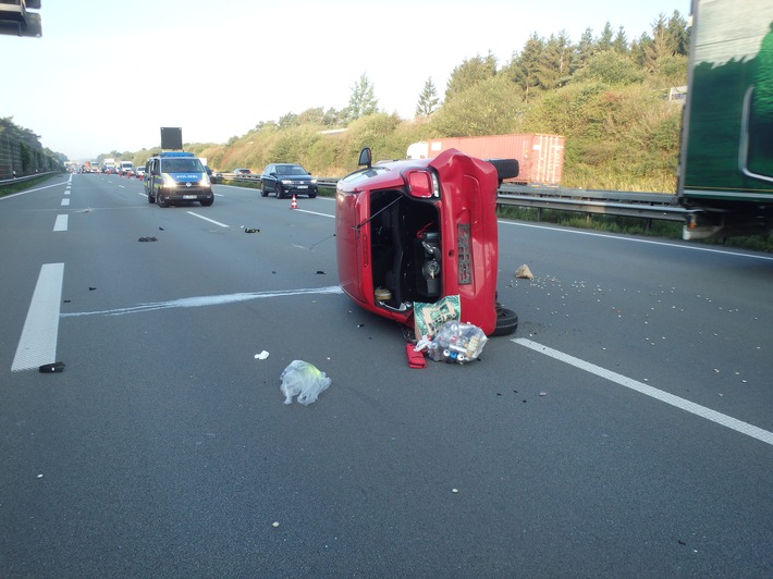 POL-ROW: PKW kommt nach Verkehrsunfall auf der A1 auf der Seite zum Liegen - Zeugen gesucht