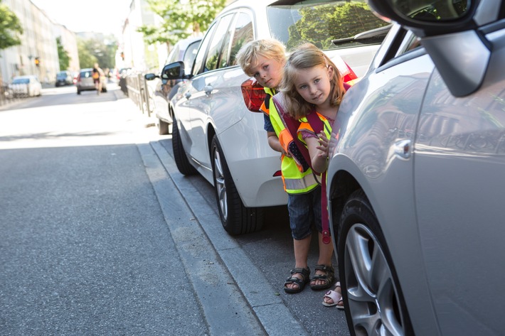 ADAC will Schulwege sicherer machen / Neue Verkehrsinitiative soll Eltern und Kinder über Risiken aufklären / Zahlreiche Tests und Aktionen in diesem Jahr geplant
