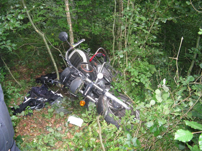 POL-HOL: Kreisstraße 32 Hummersen - Polle: 47jähriger Kradfahrer schwer verletzt - In Kurve von der Fahrbahn abgekommen und fünf Meter tiefe Böschung heruntergestürzt  -