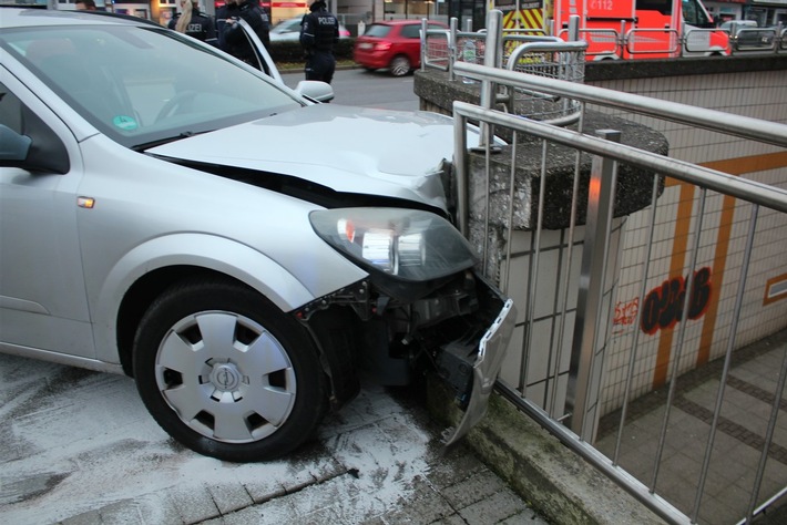 POL-ME: Korrekturmeldung zu: "Bei Wendemanöver: 69-Jährige kollidiert mit Gegenverkehr" - Velbert - 2312083