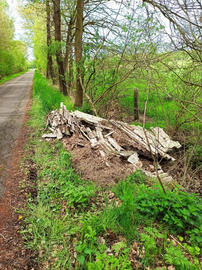 POL-DH: --- Sulingen - Asbesthaltigen Müll illegal entsorgt (Foto) ---