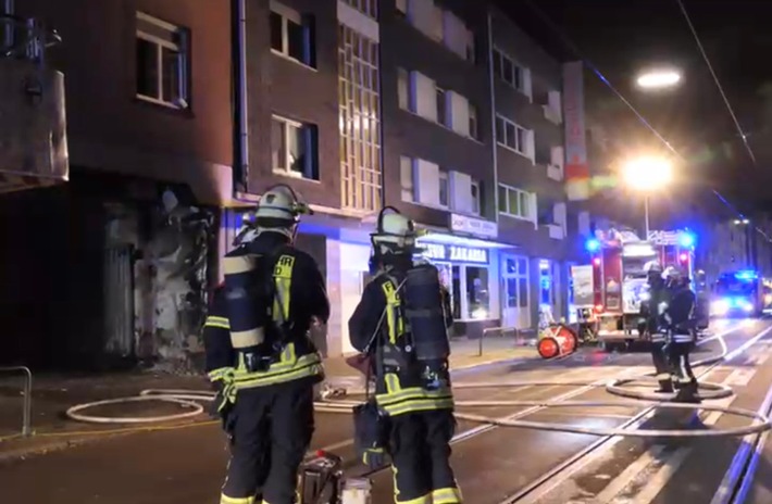 FW-DO: 04.10.2021 - FEUER IN KÖRNE Brennender Sperrmüll in Hofdurchfahrt