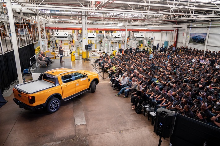 Das Ford-Werk Silverton nahe Pretoria (Südafrika) hat die Produktion der neuen Generation der Pick-up-Baureihe Ranger aufgenommen - in die Erweiterung und Modernisierung der Fertigungskapazitäten wurden 1,05 Milliarden US-Dollar (über eine Milliarde Euro) investiert. Durch die Einführung einer dritten Schicht konnten 1.200 neue Arbeitsplätze geschaffen werden. Inklusive der Zulieferbetriebe entstehen sogar gut 10.000 neue Jobs. Jährlich können in Silverton nun bis zu 200.000 Ranger der neuen Generation gebaut werden. Sie sind für den südafrikanischen Markt sowie für den Export in mehr als 100 Länder weltweit vorgesehen, darunter auch in die europäischen Staaten. Bereits zuvor hatten zwei thailändische Werke von Ford die Herstellung des neuen Ranger aufgenommen, in Vietnam und Kambodscha wird er aus angelieferten CKD-Teilesätzen (Completly Knocked Down) komplettiert. Weitere Produktionsanlagen nehmen 2023 in den USA und Argentinien ihre Arbeit auf. Der Ranger ist seit vielen Jahren Europas und Deutschlands erfolgreichste Pick-up-Baureihe. / Weiterer Text über ots und www.presseportal.de/nr/6955 / Die Verwendung dieses Bildes für redaktionelle Zwecke ist unter Beachtung aller mitgeteilten Nutzungsbedingungen zulässig und dann auch honorarfrei. Veröffentlichung ausschließlich mit Bildrechte-Hinweis.

