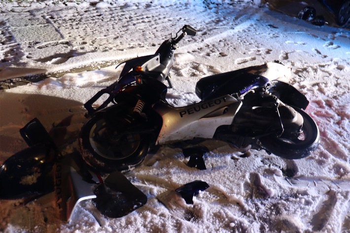 POL-HF: Rollerfahrer prallt in geparkten Pkw - 27-Jähriger schwer verletzt