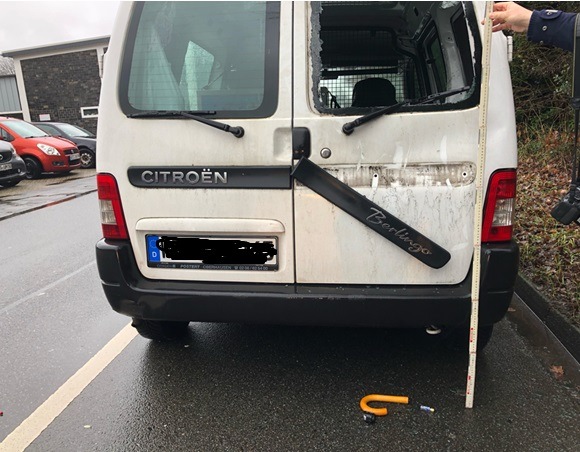 POL-WES: Wesel - Radfahrer mit Schirm in der Hand beschädigt Auto? / Polizei sucht Zeugen