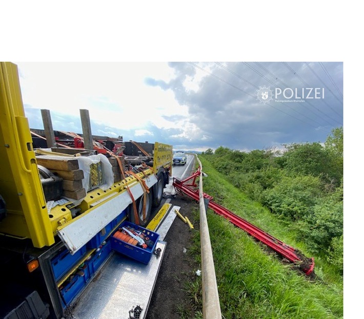 POL-PDNW: Polizeiautobahnstation Ruchheim: LKW verliert Traverse auf Autobahn