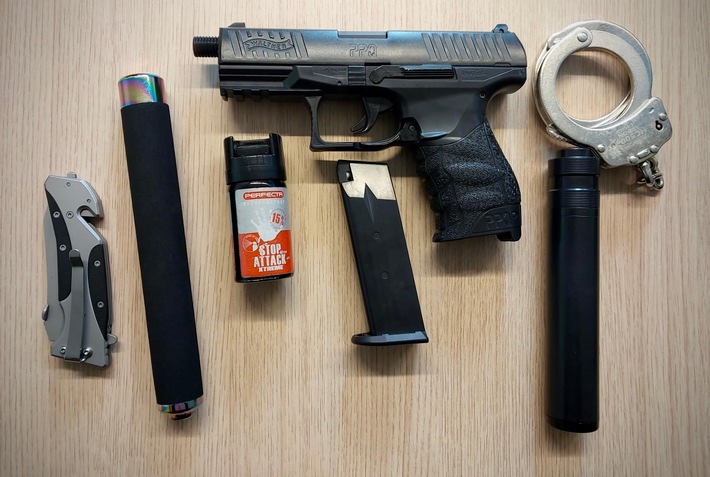 BPOL-HRO: Bundespolizisten beschlagnahmen gefährliche Gegenstände und vollstrecken Haftbefehl