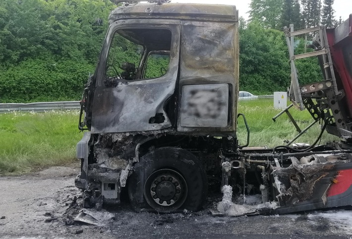 POL-SE: Pinneberg/ A 23 - Sattelzug fängt nach Reifenplatzer Feuer- Großeinsatz von Polizei und Feuerwehr