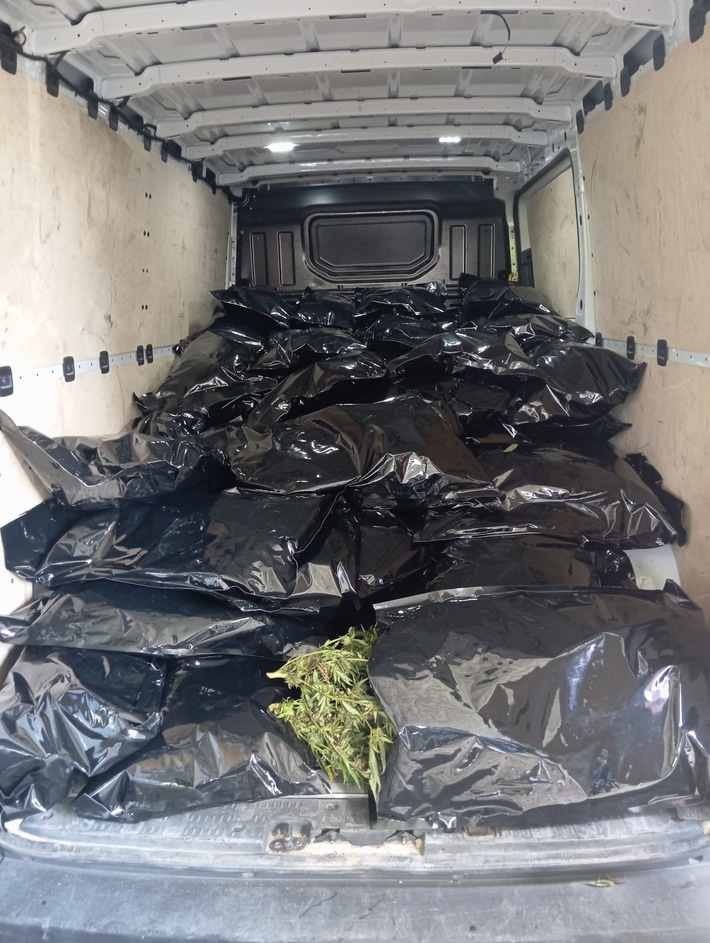 POL-MS: Dülmen, A43, Karthaus/Polizei stoppt Kleintransporter voller Cannabis - Fahrer festgenommen