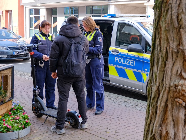 POL-GT: Polizei kontrolliert E-Scooter- und Radfahrende in der Innenstadt
