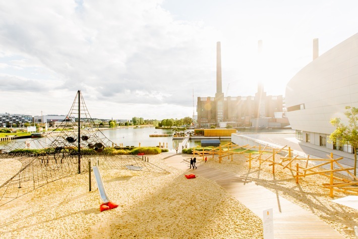 Autostadt Hafenbecken mit "Cool Summer Island" und den beiden Kletterinstallationen "Netzwerk" und "Holzwerk" / Foto: Anja Weber / Weiterer Text über ots und www.presseportal.de/nr/19185 / Die Verwendung dieses Bildes ist für redaktionelle Zwecke honorarfrei. Veröffentlichung bitte unter Quellenangabe: "obs/Autostadt GmbH/Anja Weber"