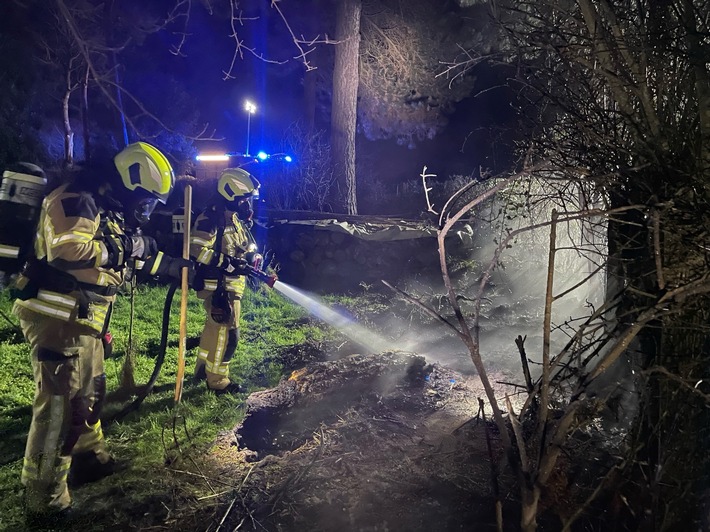 FW Alpen: Hecke in Vollbrand