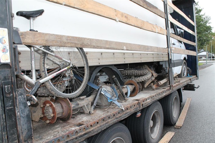 POL-PDKL: A6/Kaiserslautern, Illegal Abfall transportiert - Ladung nicht gesichert