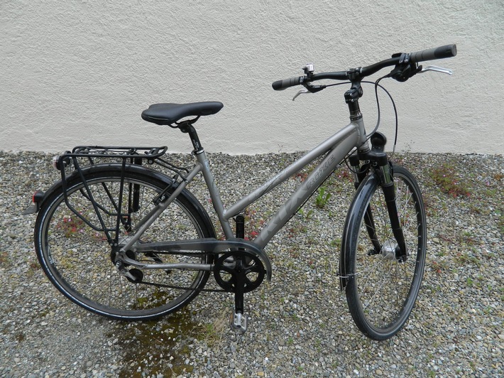 POL-UL: (BC) Bad Schussenried - Wem gehört das Fahrrad? / Den Eigentümer eines silberfarbenen Fahrrads sucht seit Mittwoch die Polizei.