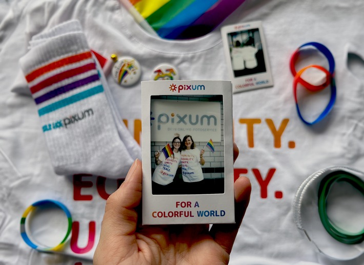For a colorful World: Pixum erstmals beim CSD in Köln dabei