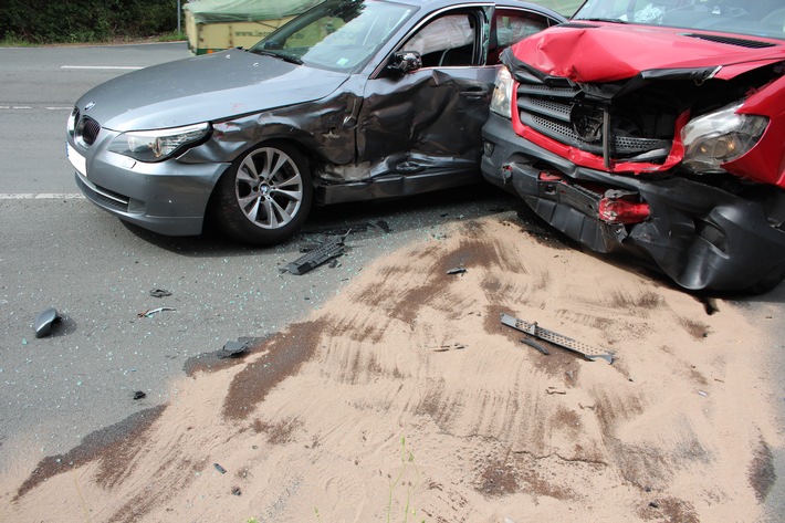 POL-ME: Vorfahrt missachtet - schwerer Verkehrsunfall in Ratingen - 2008128