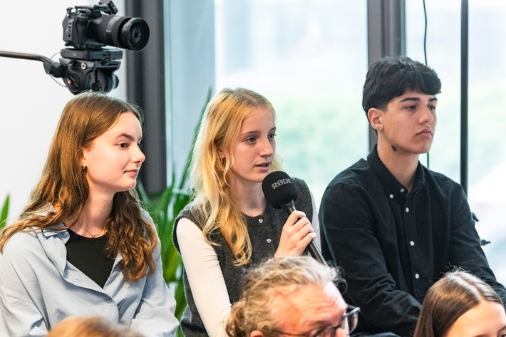 Schüler*innen, Lehrkräfte und Vertreter*innen der Zivilgesellschaft wohnten der Veranstaltung bei und hatten Gelegenheit, in direkten Austausch mit der Bundesentwicklungsministerin zu treten.
© Engagement Global / David Ertl / Weiterer Text über ots und www.presseportal.de/nr/117481 / Die Verwendung dieses Bildes für redaktionelle Zwecke ist unter Beachtung aller mitgeteilten Nutzungsbedingungen zulässig und dann auch honorarfrei. Veröffentlichung ausschließlich mit Bildrechte-Hinweis.