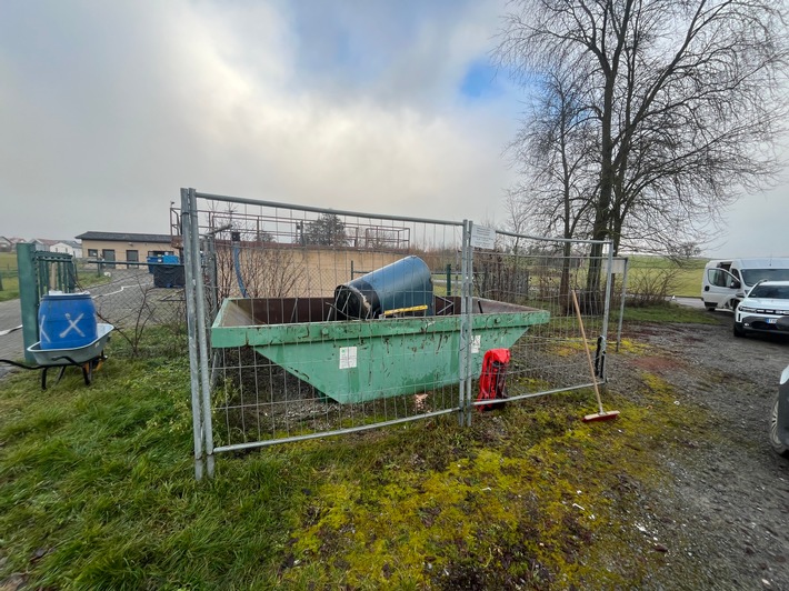 POL-HN: Zeugen nach Unfallflucht gesucht, Gewässerverunreinigung - Zeugenaufruf