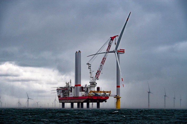 Halbzeit bei Windparkbau in der Nordsee / Fertigstellung des Offshore-Windparks verzögert sich bis 2020 - Härtefallregelung auch für Offshore gefordert