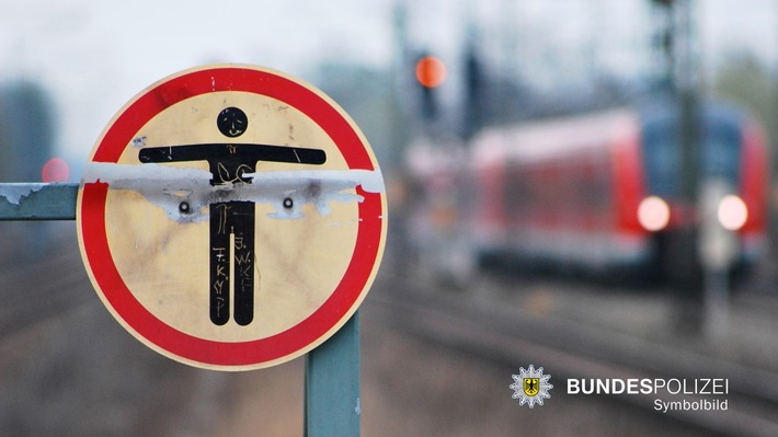 Bundespolizeidirektion München: Gefährlicher Eingriff in den Bahnverkehr / S-Bahn muss Schnellbremsung einleiten
