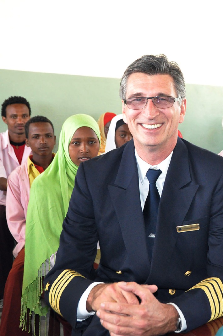 Menschen für Menschen weiht mit MS EUROPA-Kapitän Akkermann in Äthiopien eine weitere Schule ein (BILD)