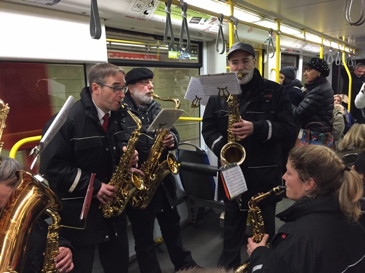 Weihnachtliche Saxofon-Klänge in der Linie 5
