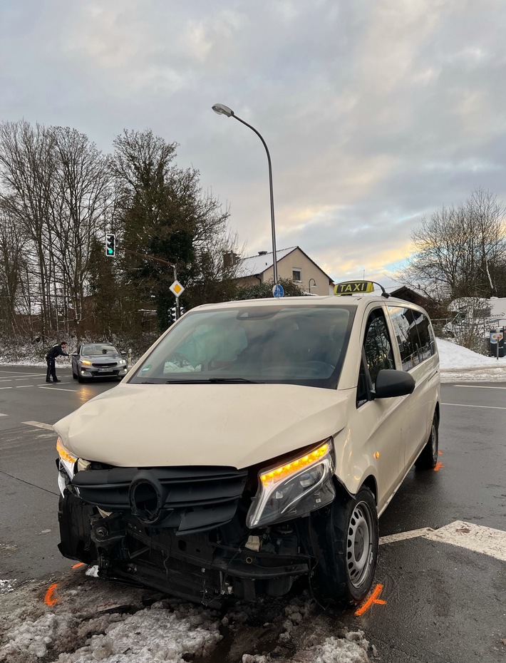 POL-RBK: Wermelskirchen - Zusammenstoß im Kreuzungsbereich fordert einen Schwerverletzten
