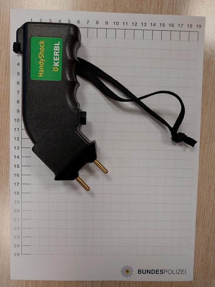 BPOL NRW: Verbotener Elektroschocker im Gepäck entdeckt - Bundespolizei stellt Waffe sicher
