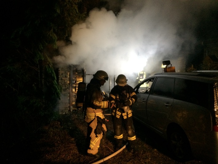 FW-Stolberg: Brand einer Garage und eines PKW in Vollbrand  -  droht auf Wohnhaus überzugreifen