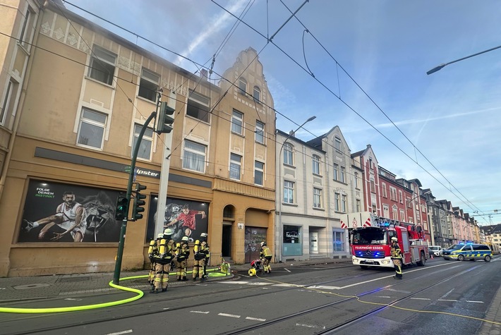 FW-E: Küchenbrand in Mehrfamilienhaus - E-Herd in Brand geraten