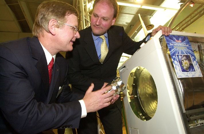 Hannover-Messe 2002: Hausgeräte-Hersteller lernt von der Natur /
Waben wölben die Waschtrommel / Miele nutzt als erster
Industriehersteller den &quot;Plopp-Effekt&quot;