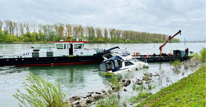 PP-ELT: Gesunkenes Sportboot in Speyer