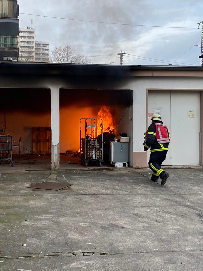 FW-DO: Dortmund Mitte Feuer im Hinterhof
