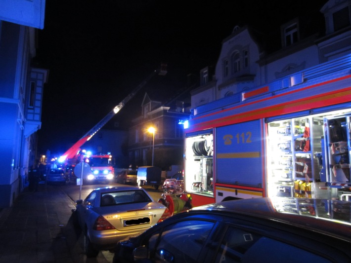 FW-MH: Wohnung durch Schornsteinbrand verraucht. Einsatz in den frühen Morgenstunden.