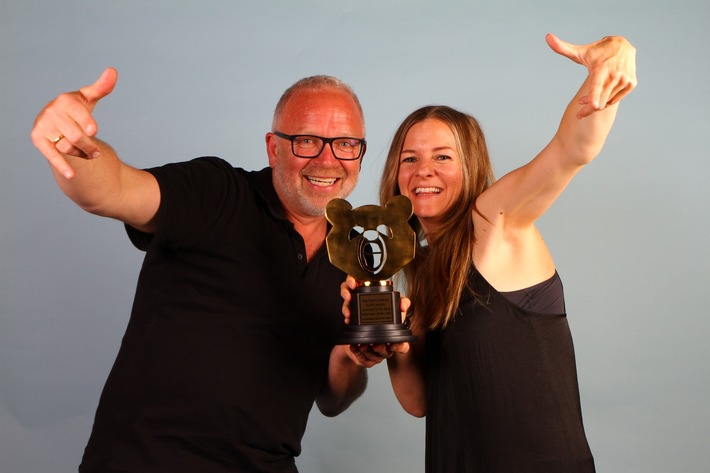 JUAN CARLOS – LIEBE, GELD, VERRAT erhält die Auszeichnung BEST DOCU-SERIES 2023 auf dem TV Series Festival in Berlin