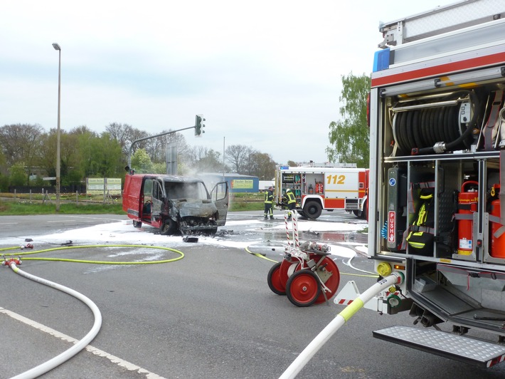 FW Dinslaken: Brandeinsatz: Kleintransporter nach Verkehrsunfall