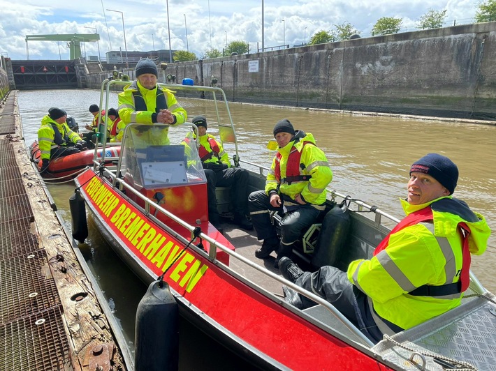FW Bremerhaven: Neue Bootsführer bei der Feuerwehr Bremerhaven
