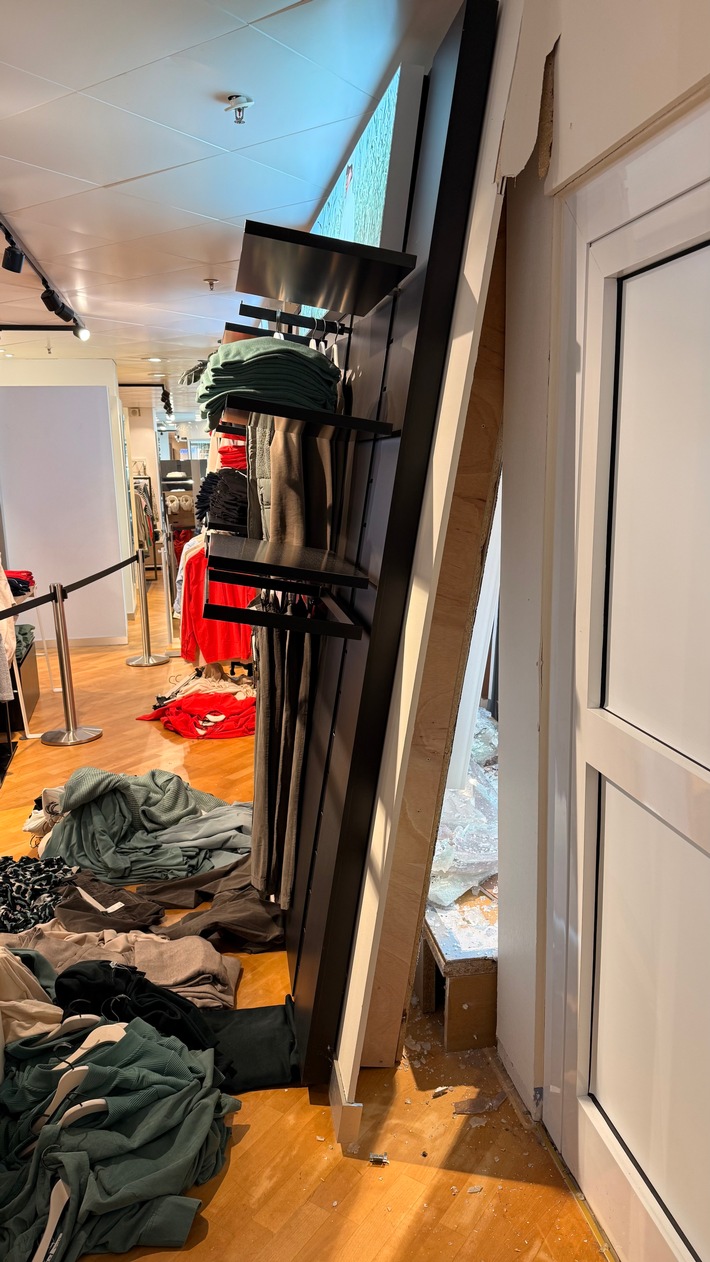 POL-STD: Dollern / Buxtehude: Autos fuhren in Schaufensterscheiben