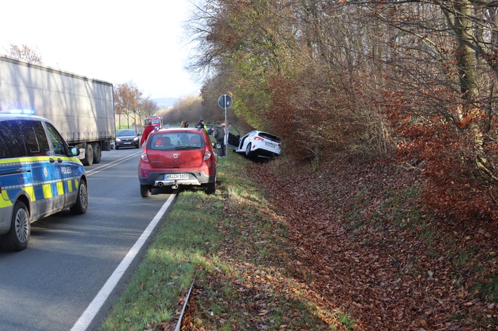 POL-HX: Pkw gerät in die Leitplanken und überschlägt sich 37696 Marienmünster, B239, Freitag, 04.12.2020, 13:30 Uhr