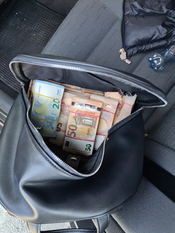 HZA-BI: Bargeldschmuggel aufgedeckt Zöllner*innen stellen 192.900 EUR auf der A 44 bei Anröchte sicher